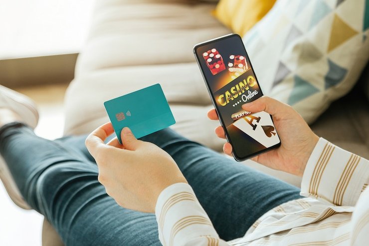 Aksi atlet bulu tangkis Indonesia dengan kecepatan dan ketangkasan tinggi dalam pertandingan